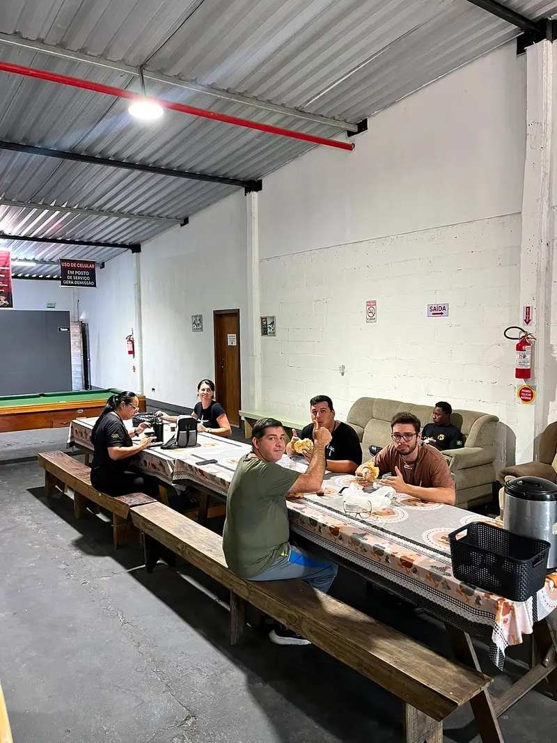 Área de convivência da OTMA com mesa de bilhar, sofás e mesas onde os alunos fazem as refeições