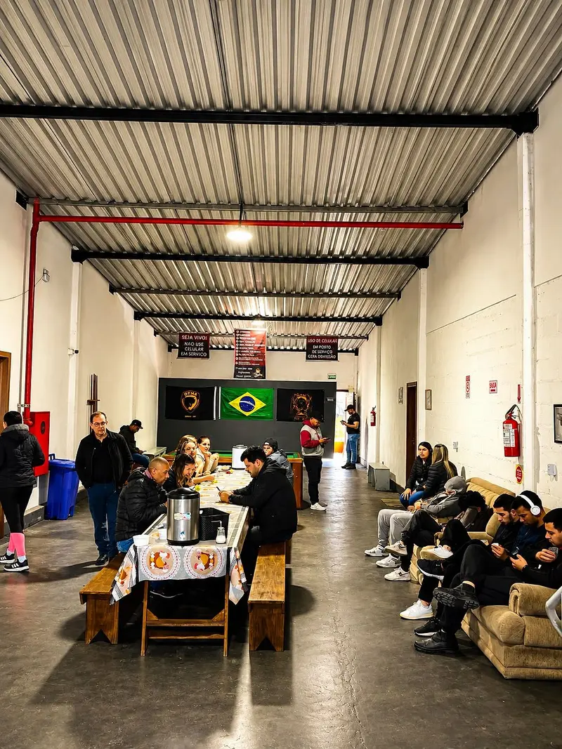 Alunos descansam nos sofás da área de convivência ao lado do refeitório da OTMA