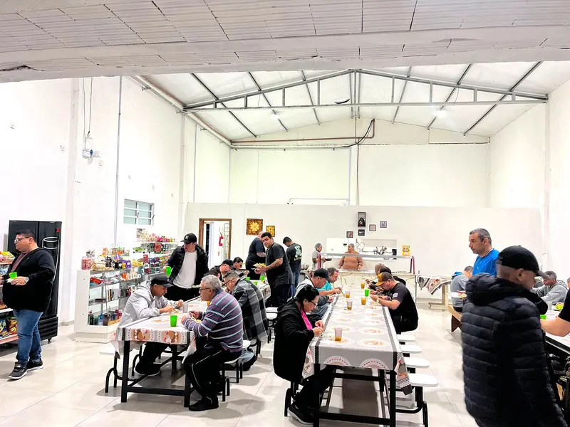 Alunos almoçam no refeitório da OTMA, dentro do centro de treinamento
