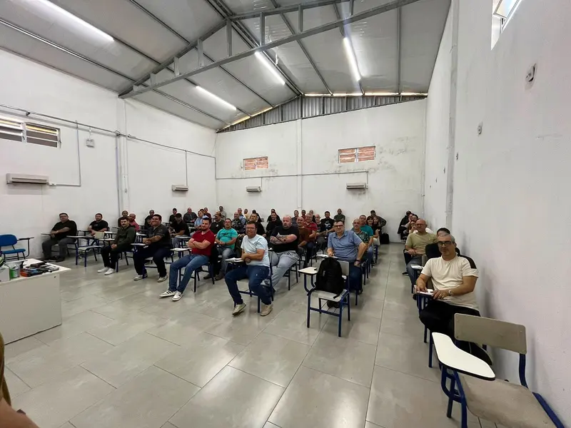 Sala de aula ampla e climatizada da OTMA com uma turma completa de alunos