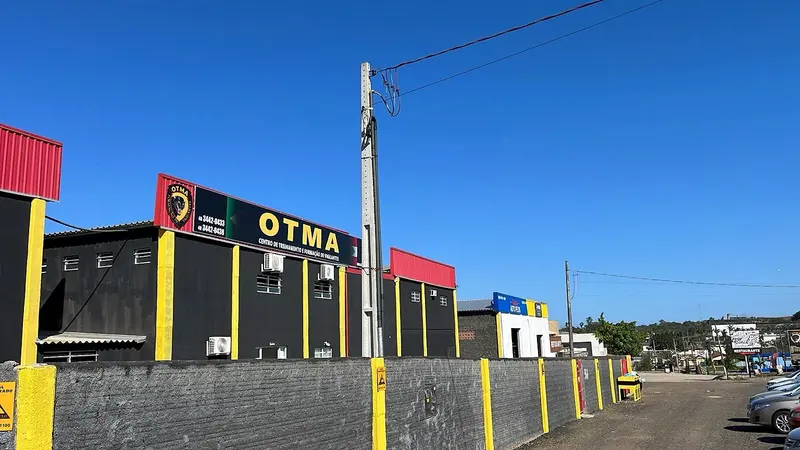 Sede da OTMA às margens da Rodovia Olívio Cechinel, em Içara, com o letreiro da escola