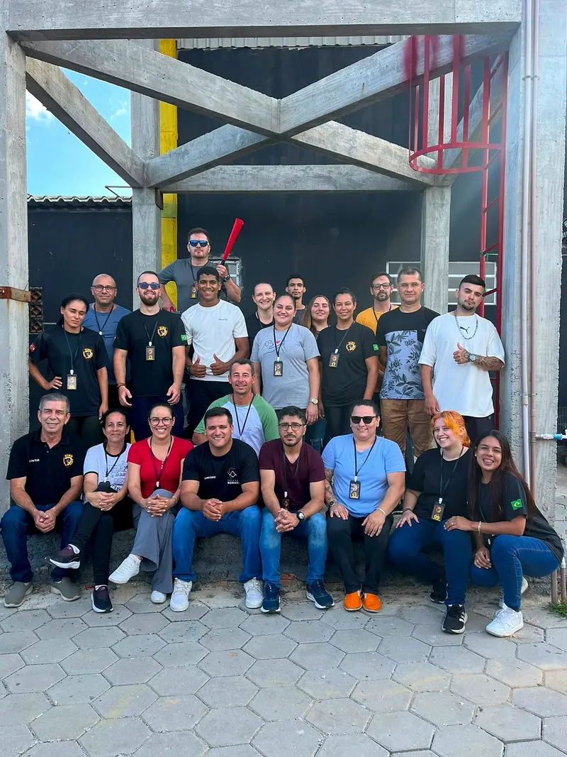 Turma de alunos da OTMA reunida para foto no pátio do centro de treinamento