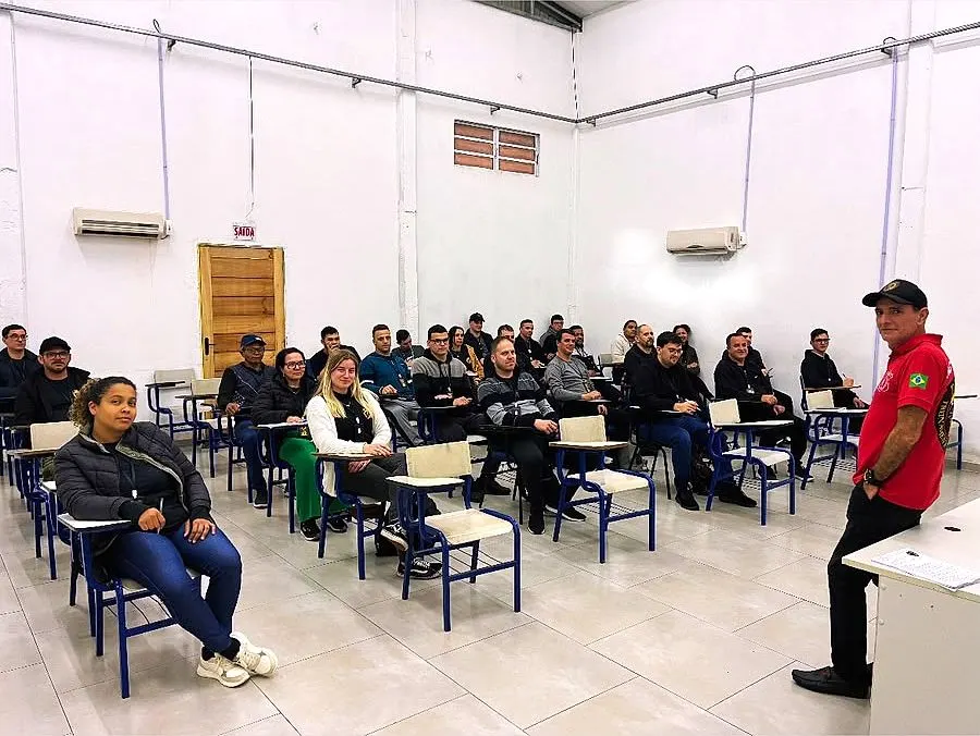Turma de alunos acompanha a aula na sala climatizada da OTMA